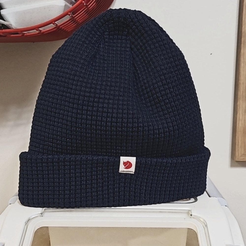 Navy fjallraven beanie